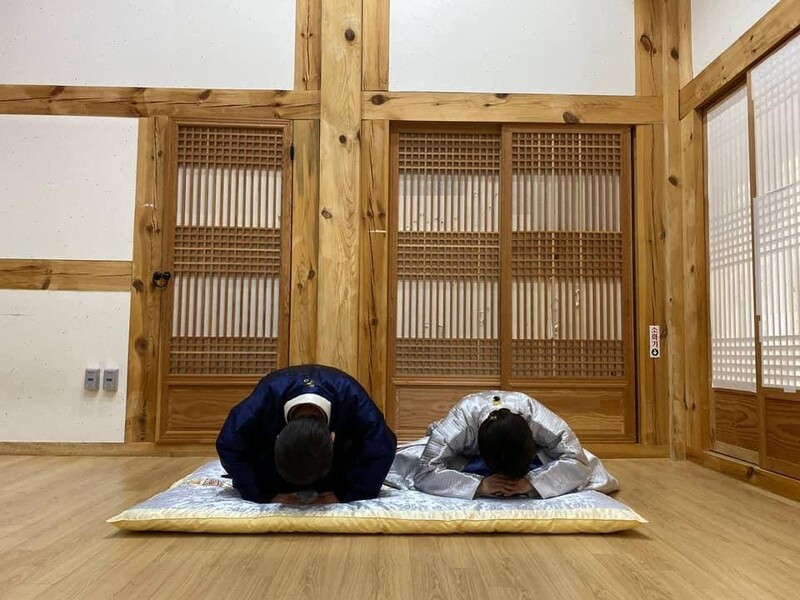 이재명, 안동서 설인사…"부모님 산소 가기전 국민께 먼저 세배"