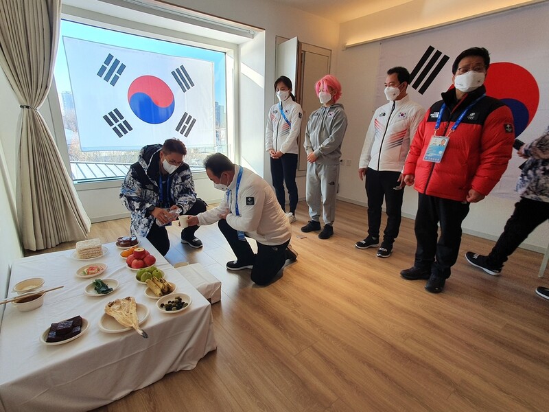 (Olympics) S. Korean athletes, officials celebrate Lunar New Year at modest event in Beijing