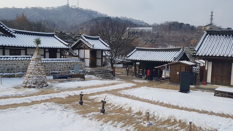 오미크론 확산에 눈까지 덮친 설…서울 도심 '한산'