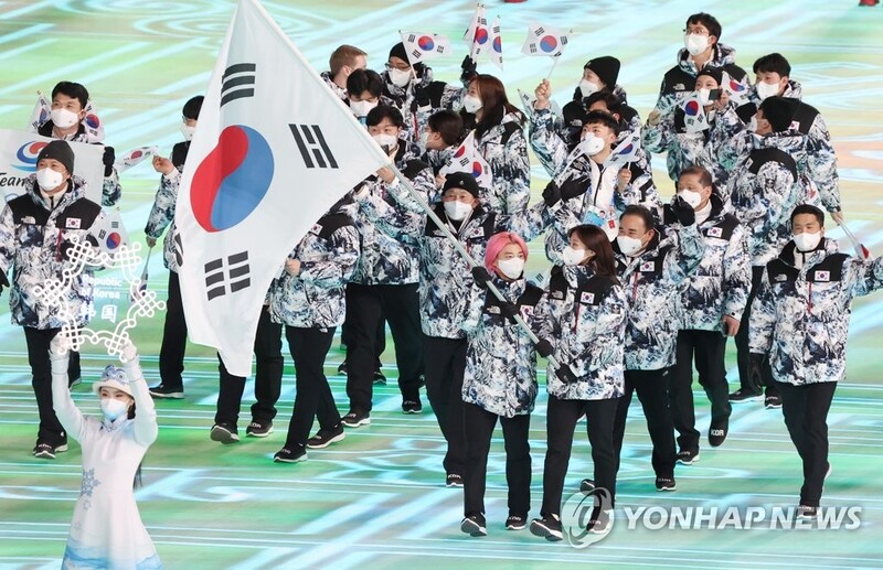 (Olympics) Undersized S. Korean delegation led by medal contenders as co-flag bearers