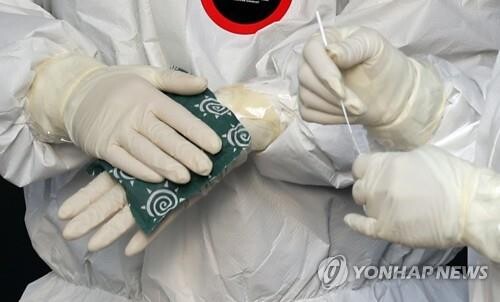 (LEAD) S. Korea's new COVID-19 cases hit fresh high of nearly 40,000 amid omicron wave