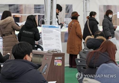 S. Korea's new COVID-19 cases above 35,000 for 4th day amid omicron woes