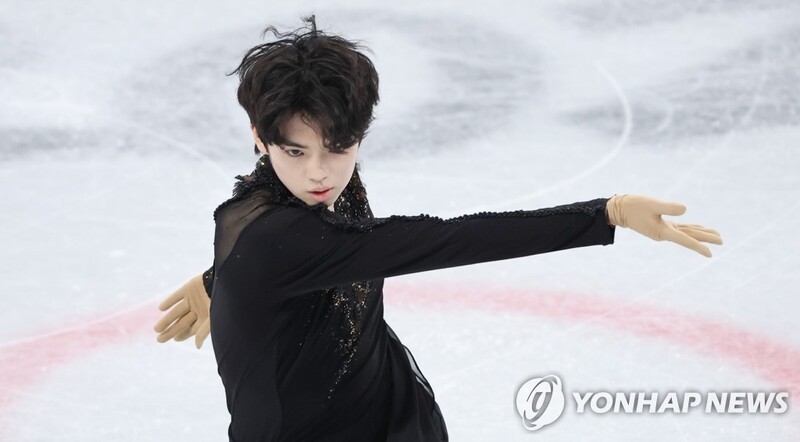 (Olympics) Figure skater offers moral support to short trackers