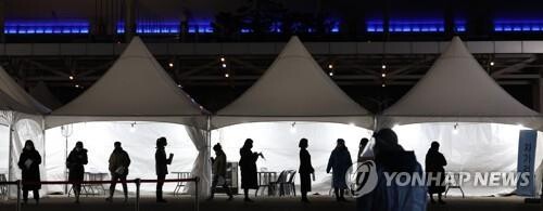 (LEAD) New COVID-19 cases soar to all-time high of nearly 50,000 amid raging omicron