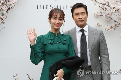 (LEAD) Actors Lee Byung-hun and Rhee Min-jung test positive for COVID-19