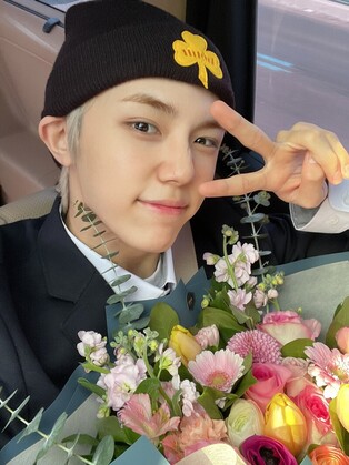 CRAVITY’s Seongmin shares photos of high school graduation ceremony