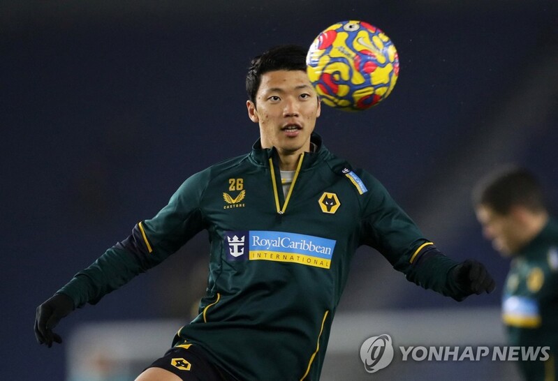황희찬 복귀 임박…울버햄프턴 감독 "훈련 한 번 더 지켜보고"