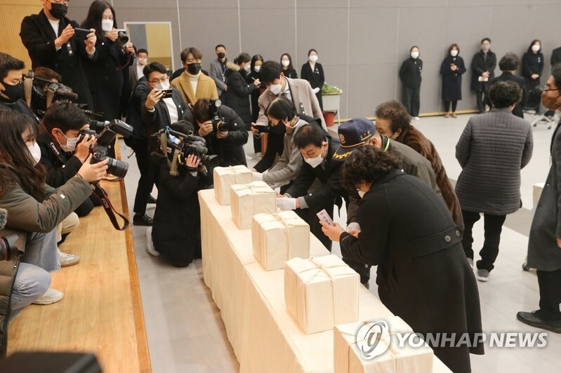 "74년 흘러 다시 만난 아버지, 영면하소서"…제주4·3 유족 눈물