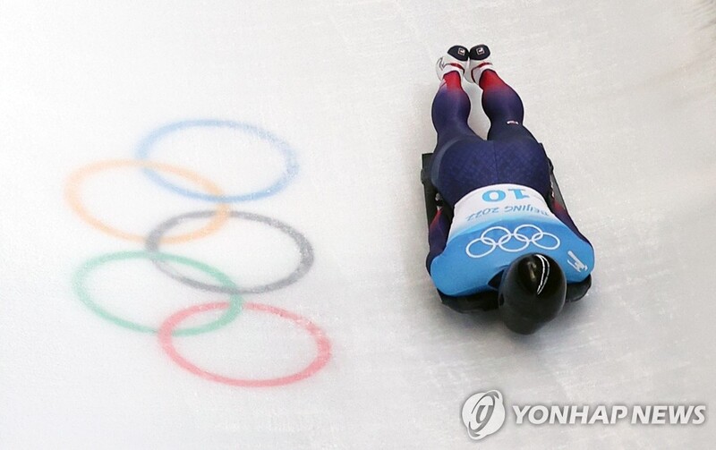 (LEAD) (Olympics) Defending skeleton champion out of medal contention at halfway point