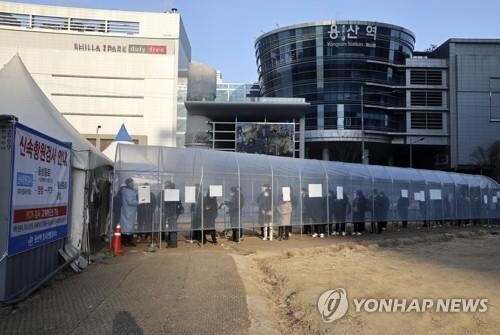 (3rd LD) S. Korea begins self-treatment due to omicron; new cases soar to over 50,000