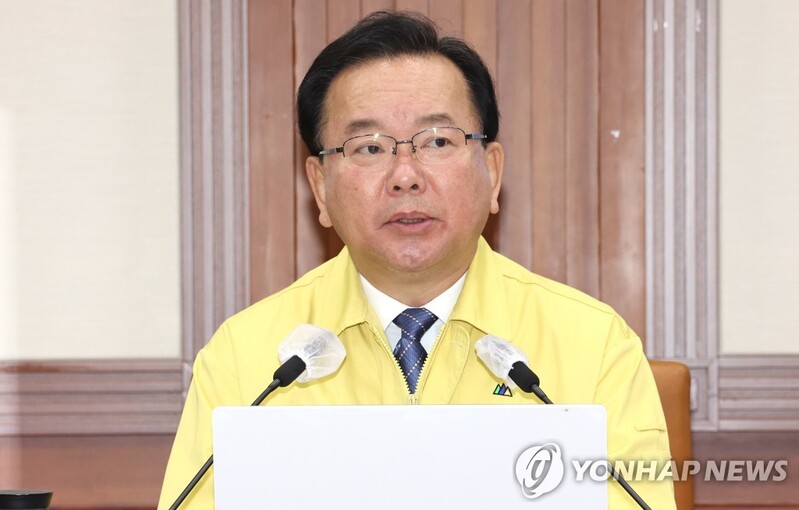 (LEAD) Gov't considering placing price ceiling on COVID-19 rapid antigen test kits: PM