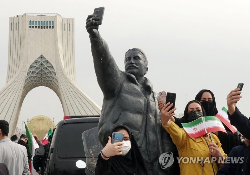 [월드＆포토] 오토바이 퍼레이드·고공 낙하…이슬람혁명 자축