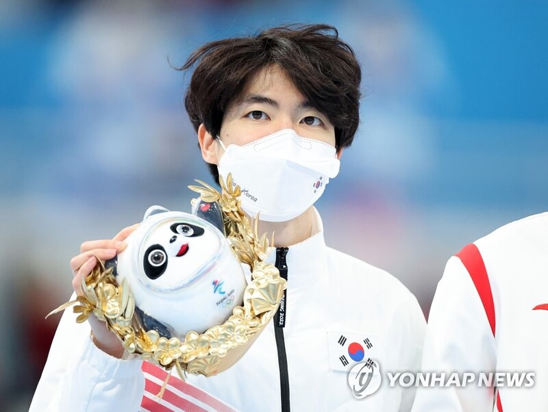 Moon congratulates Cha Min-kyu for winning silver medal in speed skating