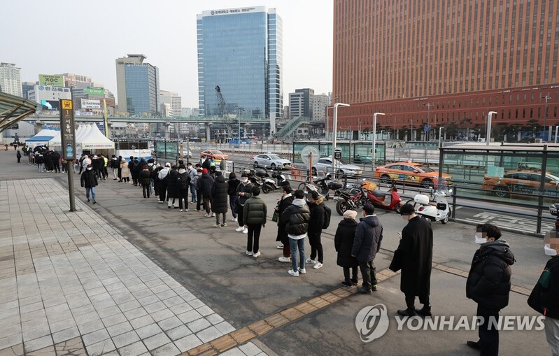 (4th LD) New infections hit record 56,431 cases amid omicron surge