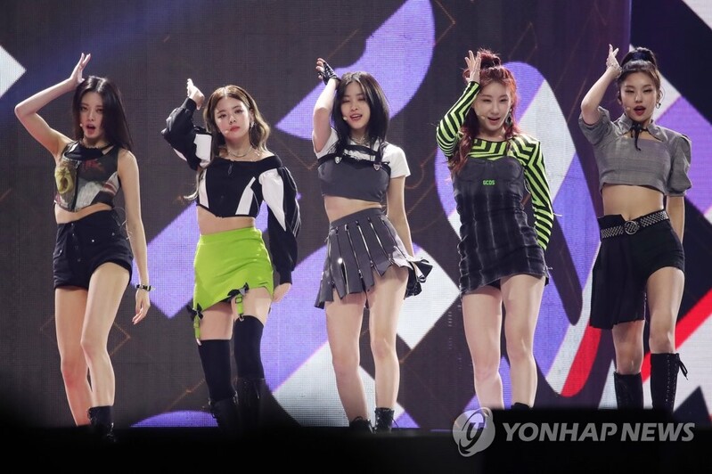 (LEAD) ITZY's Yeji tests positive for coronavirus