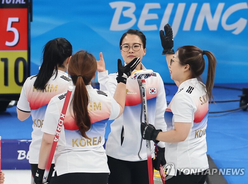 (Olympics) S. Korea tops Japan in curling rival match; bobsledders well out of contention