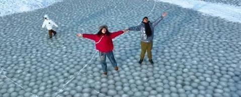 꽁꽁 언 中 호수에 '얼음 새알심' 수만개 형성 화제