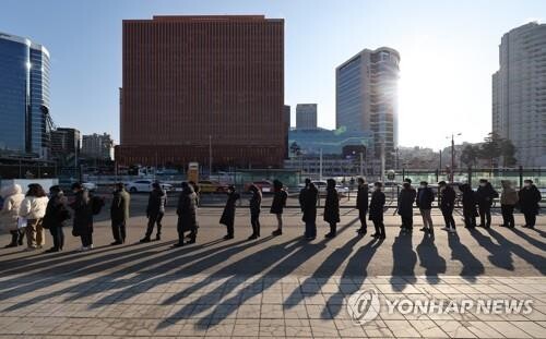 (3rd LD) S. Korea's daily COVID-19 cases rise closer to 100,000 over raging omicron