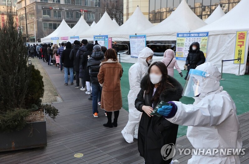 (LEAD) S. Korea's daily COVID-19 cases surpass 100,000, concerns rise over further uptick