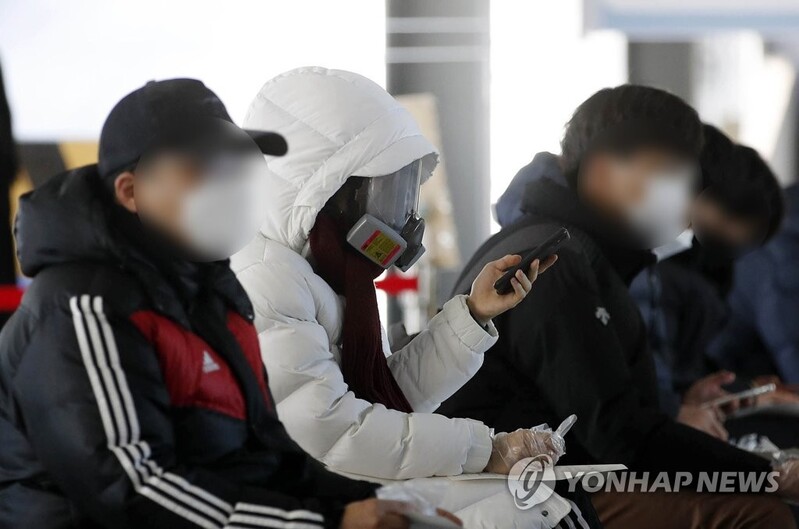 (4th LD) S. Korea's total COVID-19 caseload surpasses 2 million on omicron spread