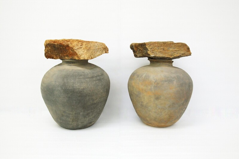 부여 왕릉원서 돌 얹은 토기 2점 발견…"장례문화 연구 단서"