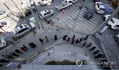 S. Korea's new COVID-19 cases surge to fresh high of over 170,000 amid raging omicron