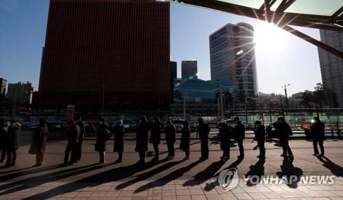 (3rd LD) S. Korea's new COVID-19 cases surge to fresh high of over 170,000 amid raging omicron