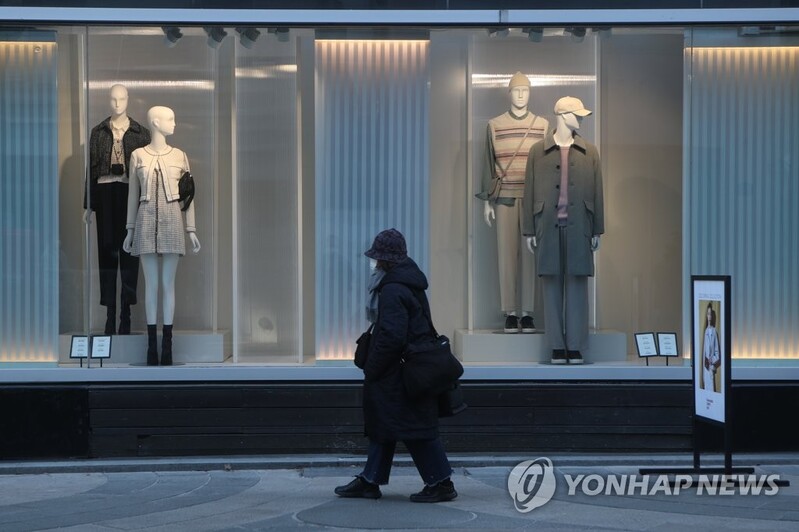 오미크론 확산에도 일상회복 기대감…패션·색조 매출 '꿈틀'