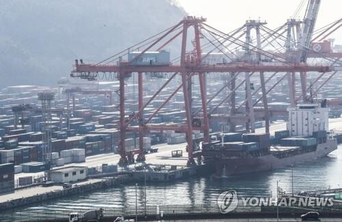 (LEAD) S. Korea sees exports up 20.6 pct in Feb., posts first trade surplus in 3 months