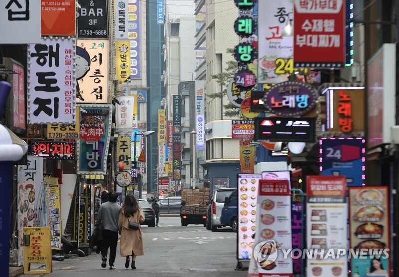 S. Korea's daily COVID-19 cases surpass 200,000 for 1st time amid omicron's spread