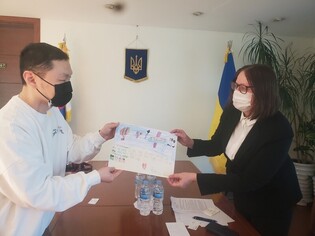 Yang Dong-geun donates 10 million won to Embassy of Ukraine in the Republic of Korea