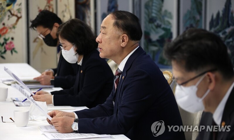 (LEAD) S. Korea to extend fuel tax cuts by 3 months until end-July: finance minister