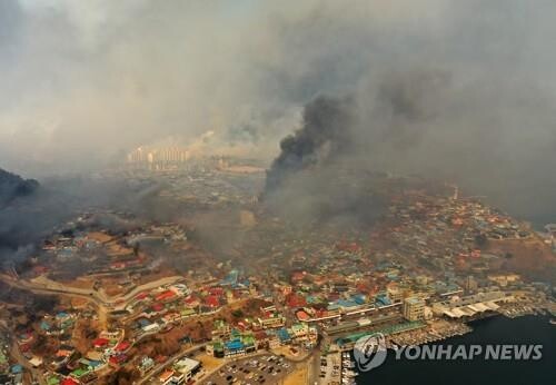 [동해안 산불] 3년 전은 오토캠핑장…이번엔 묵호 등대마을 직격탄