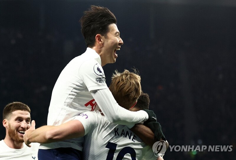 손흥민 '시즌 12호골+2경기 연속골'…토트넘은 에버턴 5-0 격파