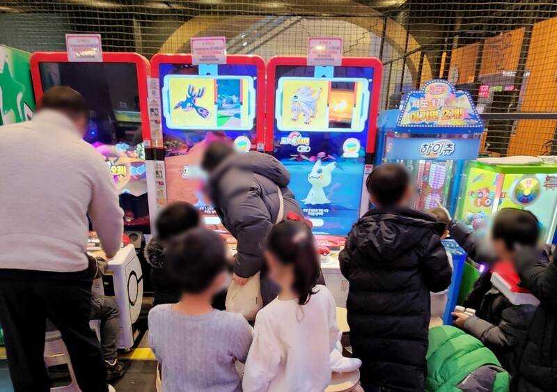 오락실서 포켓몬 게임에 빠진 어린이들…도박성 우려