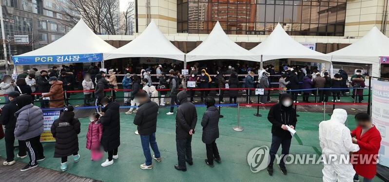 (3rd LD) New cases soar to record high of over 340,000 amid omicron wave