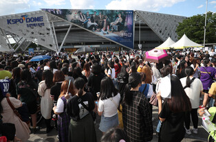 Jamsil Olympic Stadium crowded with BTS ARMY