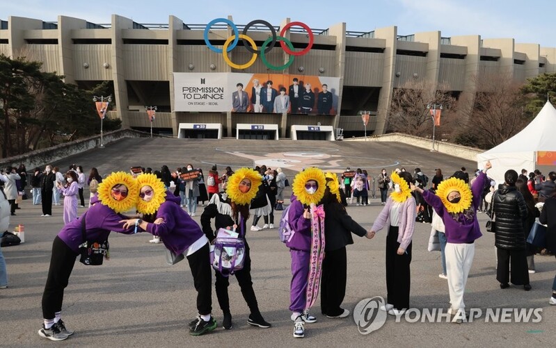 "콘서트 전부터 이미 축제"…잠실 모인 아미, BTS 대면 준비완료
