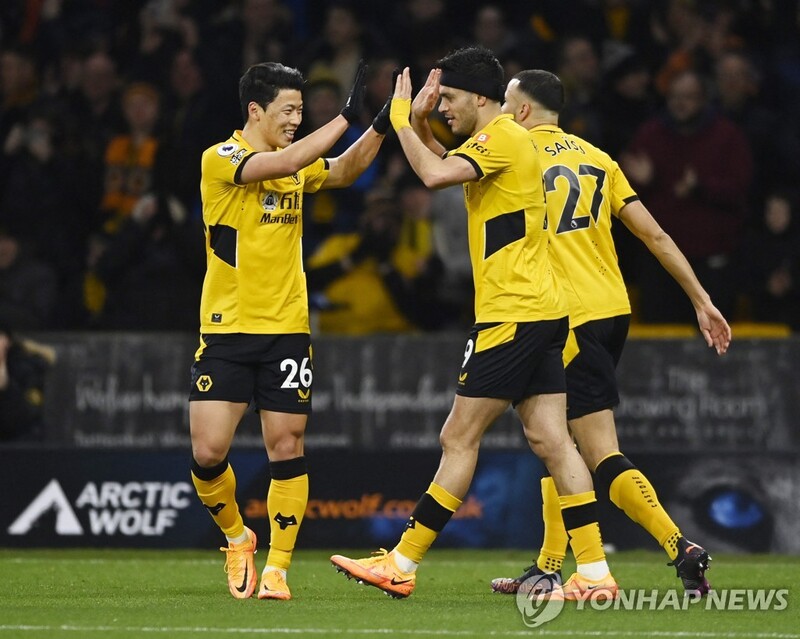 황희찬 리그 첫 도움…울버햄프턴, 왓퍼드 완파하고 3연패 탈출
