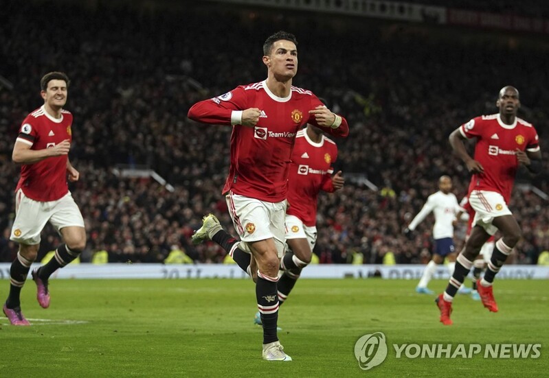 '807골' 호날두, 역대 최다골 우뚝…맨유에서 14년만의 해트트릭