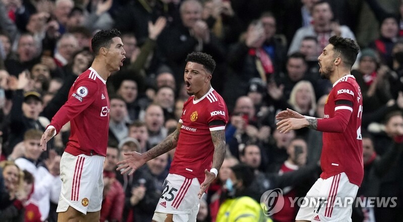 '호날두 해트트릭' 맨유, 토트넘 3-2 꺾고 4위로…손흥민 골침묵(종합)