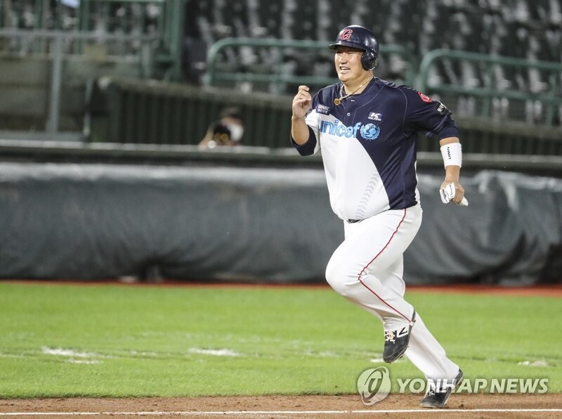 KBO clubs to organize farewell tour for retiring slugger Lee Dae-ho
