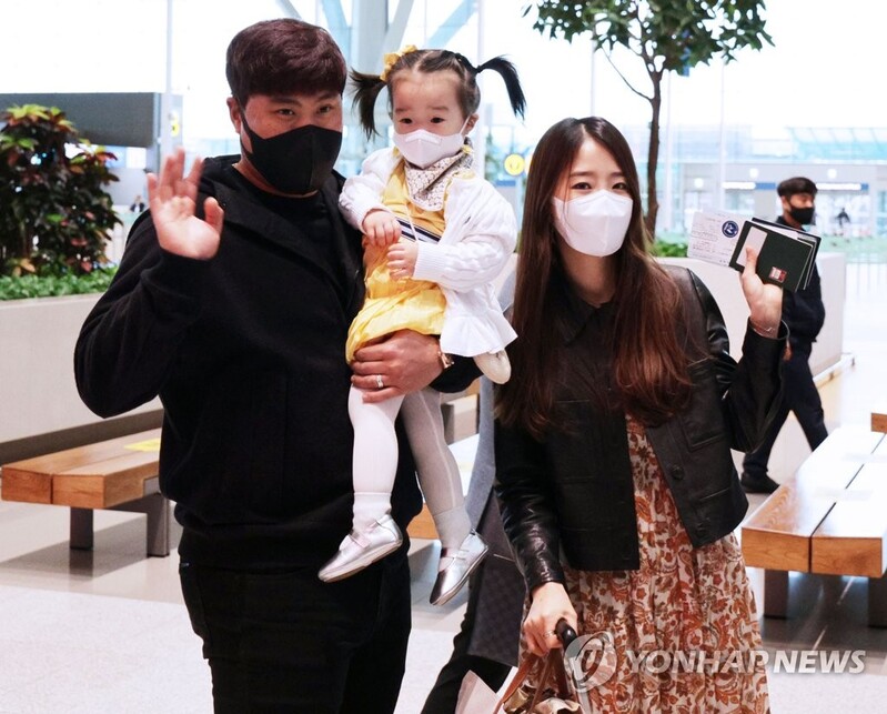 Blue Jays' Ryu Hyun-jin leaves S. Korea for spring training in Florida