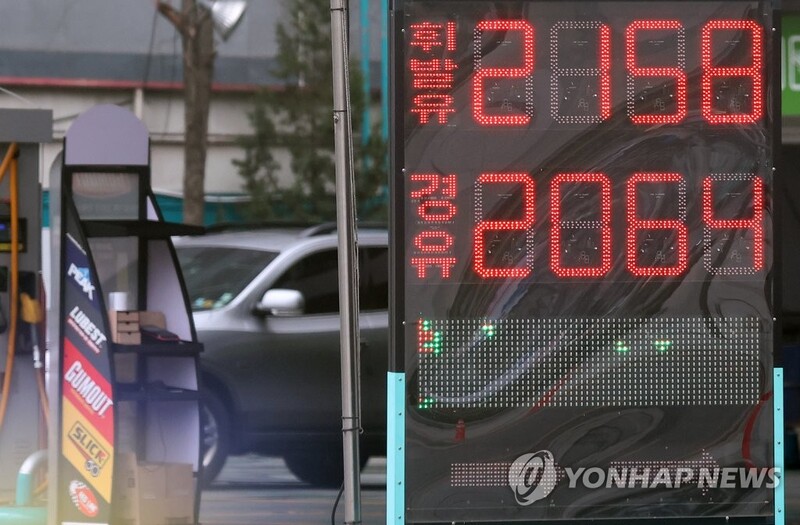 Average gasoline price tops 2,000 won per liter for first time in 9 years
