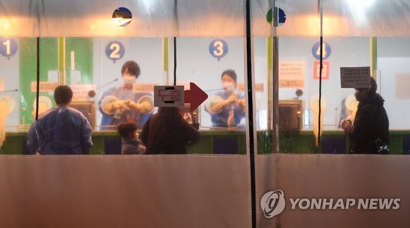 (4th LD) S. Korea reports all-time high of 441,423 daily COVID-19 cases