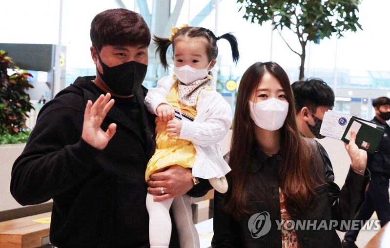 류현진, 더니든 캠프 합류…새 동료 기쿠치와 인사