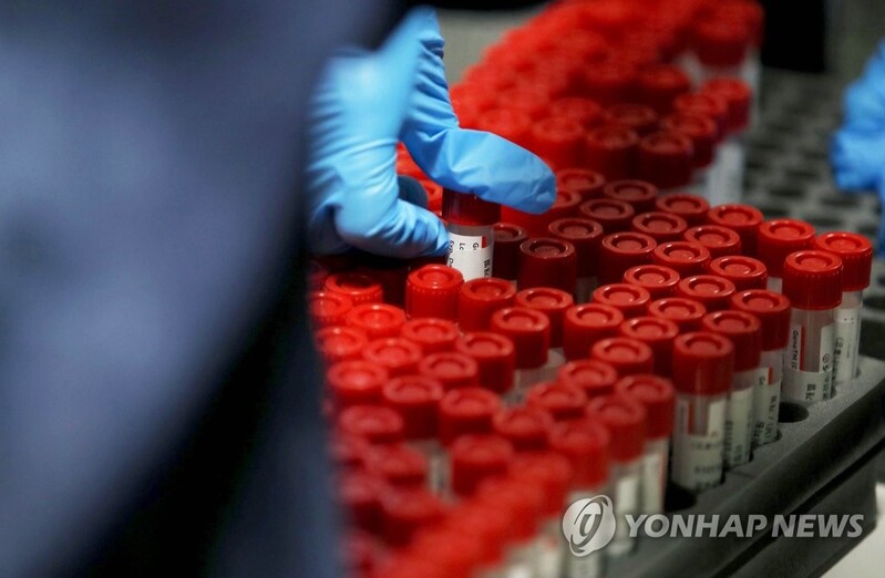 (LEAD) S. Korea's new COVID-19 cases spike to over 600,000 amid omicron spread