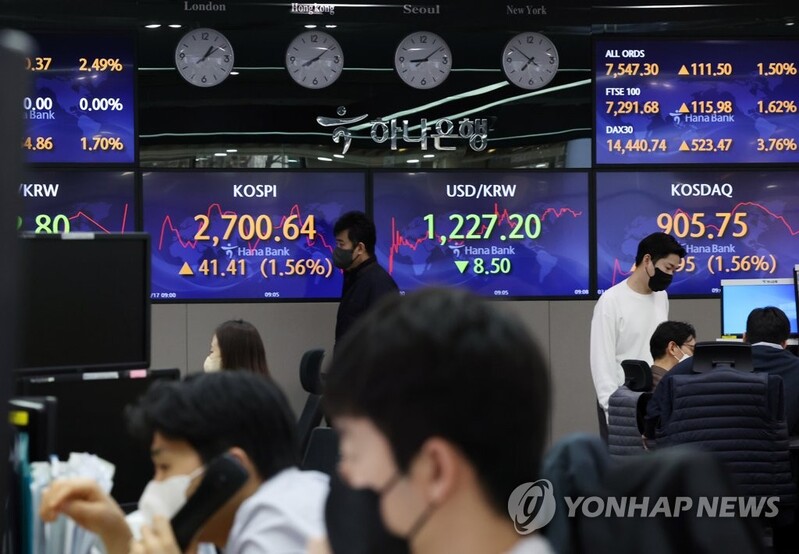 (LEAD) S. Korea to stabilize FX market if won's fall is excessive: finance minister