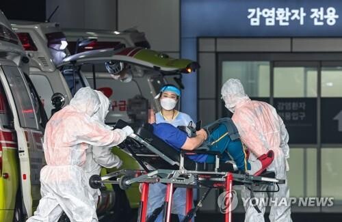 (5th LD) S. Korea's new COVID-19 cases spike to over 600,000 amid omicron spread