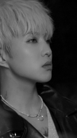 WINNER Kang Seung-yoon's jacket behind photos